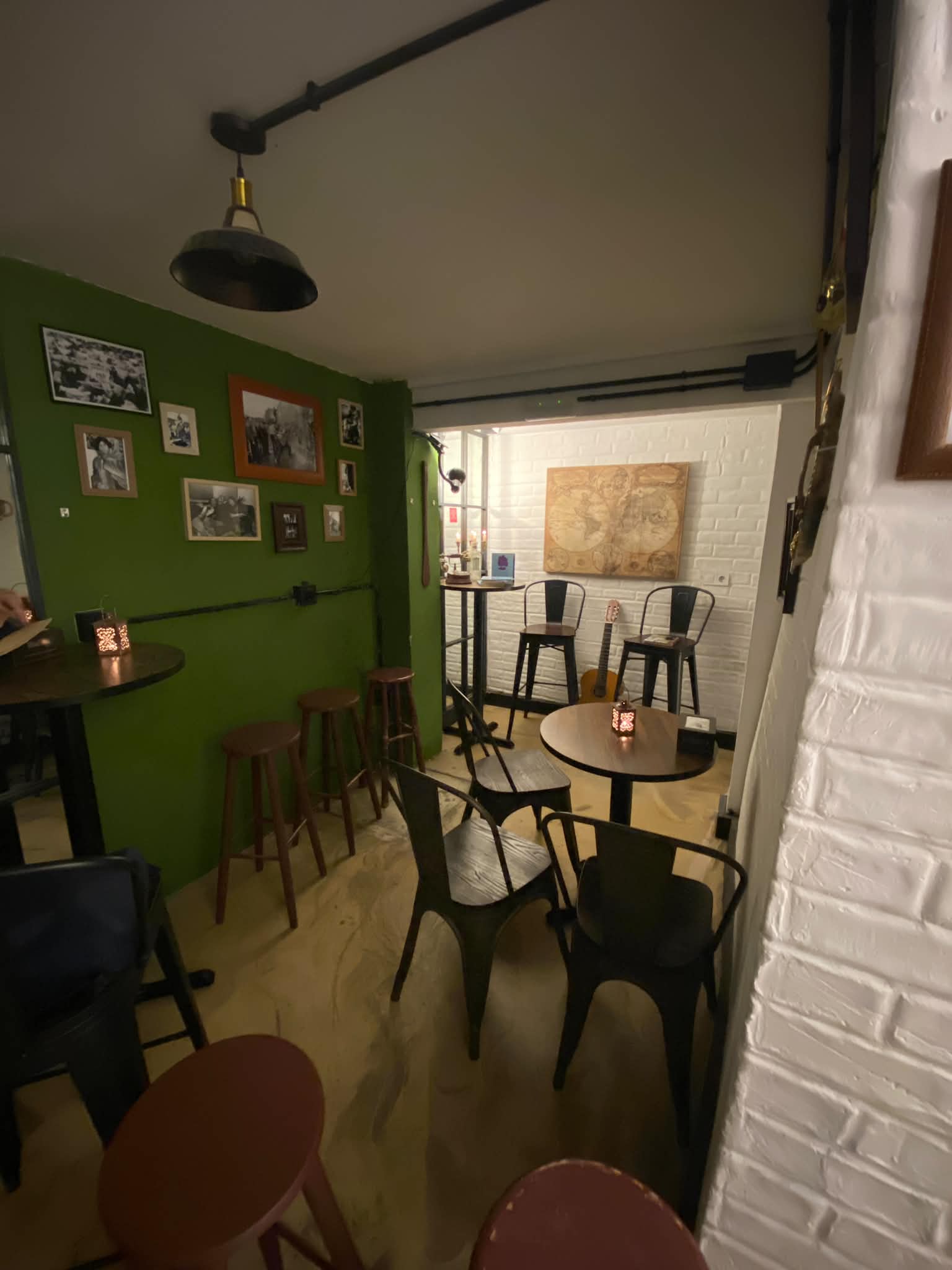 Comedor con pared verde